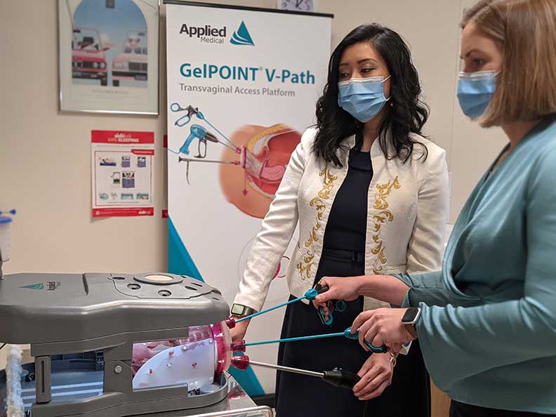 Dr Tran Nguyen and Dr Kate Walsh demonstrate the new vNOTES procedure technique